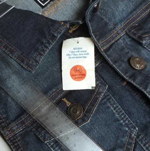 Sleeveless Jean Jacket - Picture 4 of 9